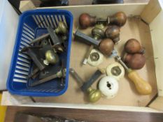 TRAY OF ASSORTED WOOD AND BRASS DOOR KNOBS