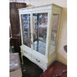 VINTAGE/UPSTYLE GLASS DISPLAY CABINET COMPLETE WITH KEY, 91CM WIDE