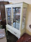 VINTAGE/UPSTYLE GLASS DISPLAY CABINET COMPLETE WITH KEY, 91CM WIDE