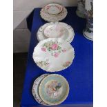 GROUP OF MIXED CERAMICS INCLUDING GILT EDGED PLATES, ROSE FLORAL CAKE STAND ETC