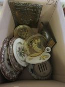 BOX OF CLEARANCE ITEMS INCLUDING A 1960S METAMEC MANTEL CLOCK, PLATES, ETC