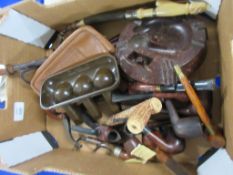 BOX CONTAINING MIXED VINTAGE MAINLY WOODEN PIPES TO INCLUDE POSSIBLY BAKELITE ASHTRAY