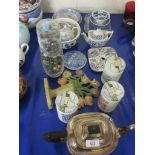 MIXED LOT OF CERAMICS TO INCLUDE GLASS VASE WITH MARBLES, BLUE AND WHITE WARES ETC AND SILVER PLATED