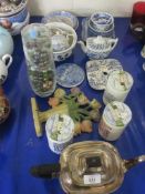 MIXED LOT OF CERAMICS TO INCLUDE GLASS VASE WITH MARBLES, BLUE AND WHITE WARES ETC AND SILVER PLATED