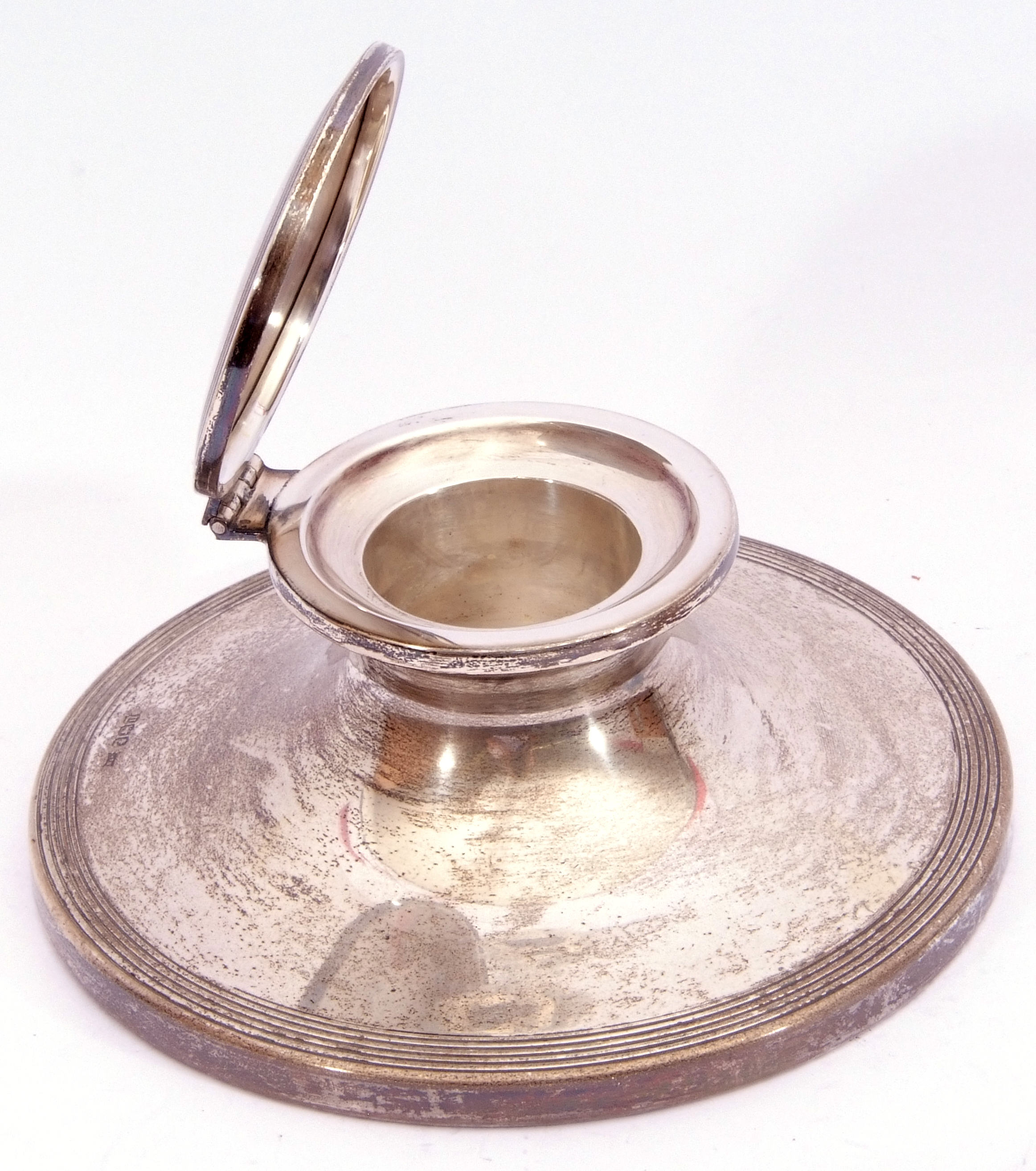 Silver capstan inkwell of typical form, the hinged lid and base with reeded borders to edges, no - Image 2 of 4