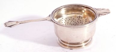 George V silver tea strainer stand, hall marked Birmingham 1935, makers mark G W Lewis & Co, 70.8