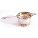 George V silver tea strainer stand, hall marked Birmingham 1935, makers mark G W Lewis & Co, 70.8