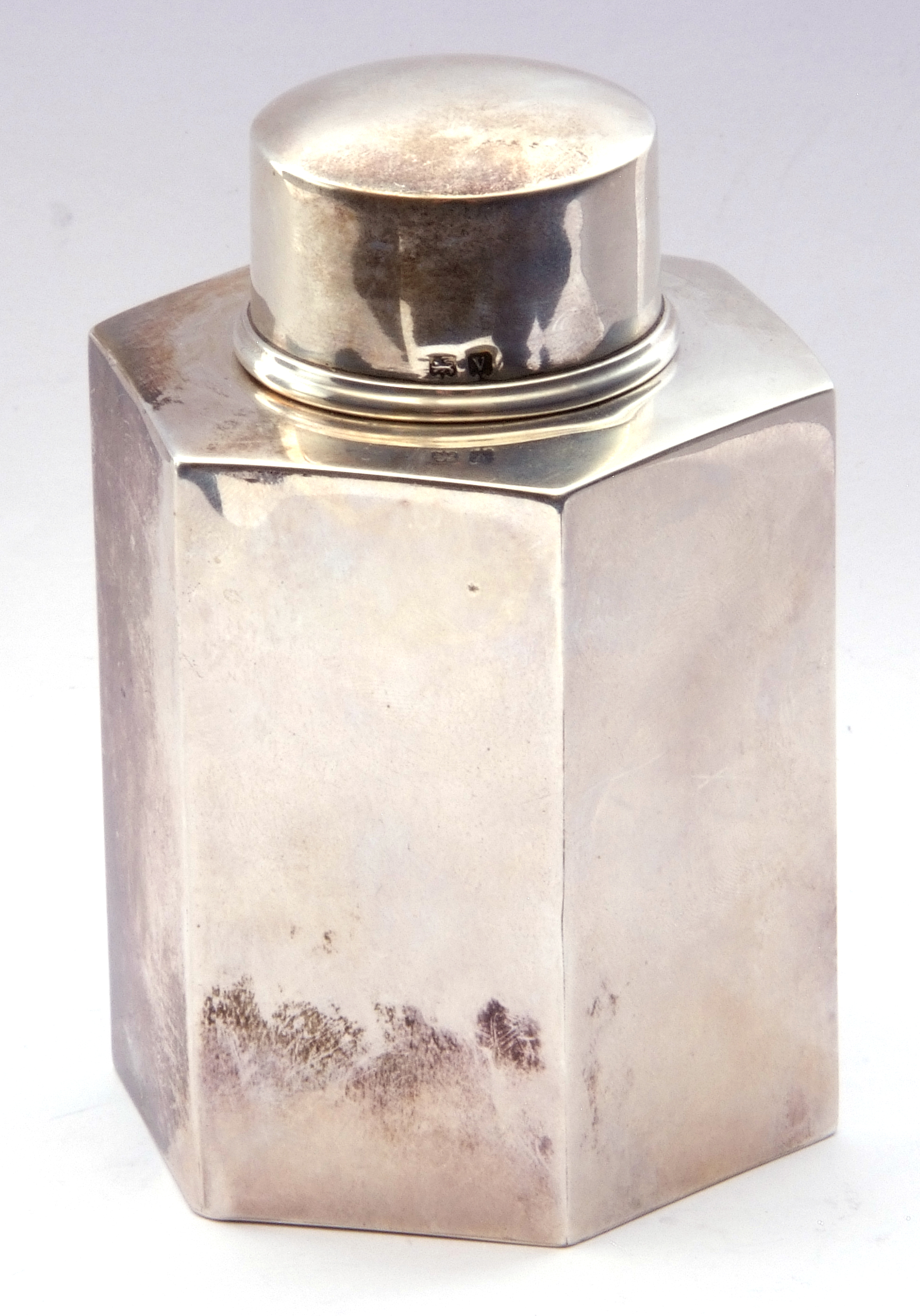 George V silver hexagonal tea caddy of plain polished design, gilt lined with pull off cover, 9 cm - Image 2 of 4