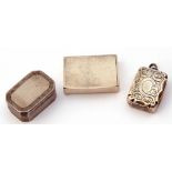 Mixed Lot: Victorian vinaigrette with engraved detail front and back, gilt interior, (grilles