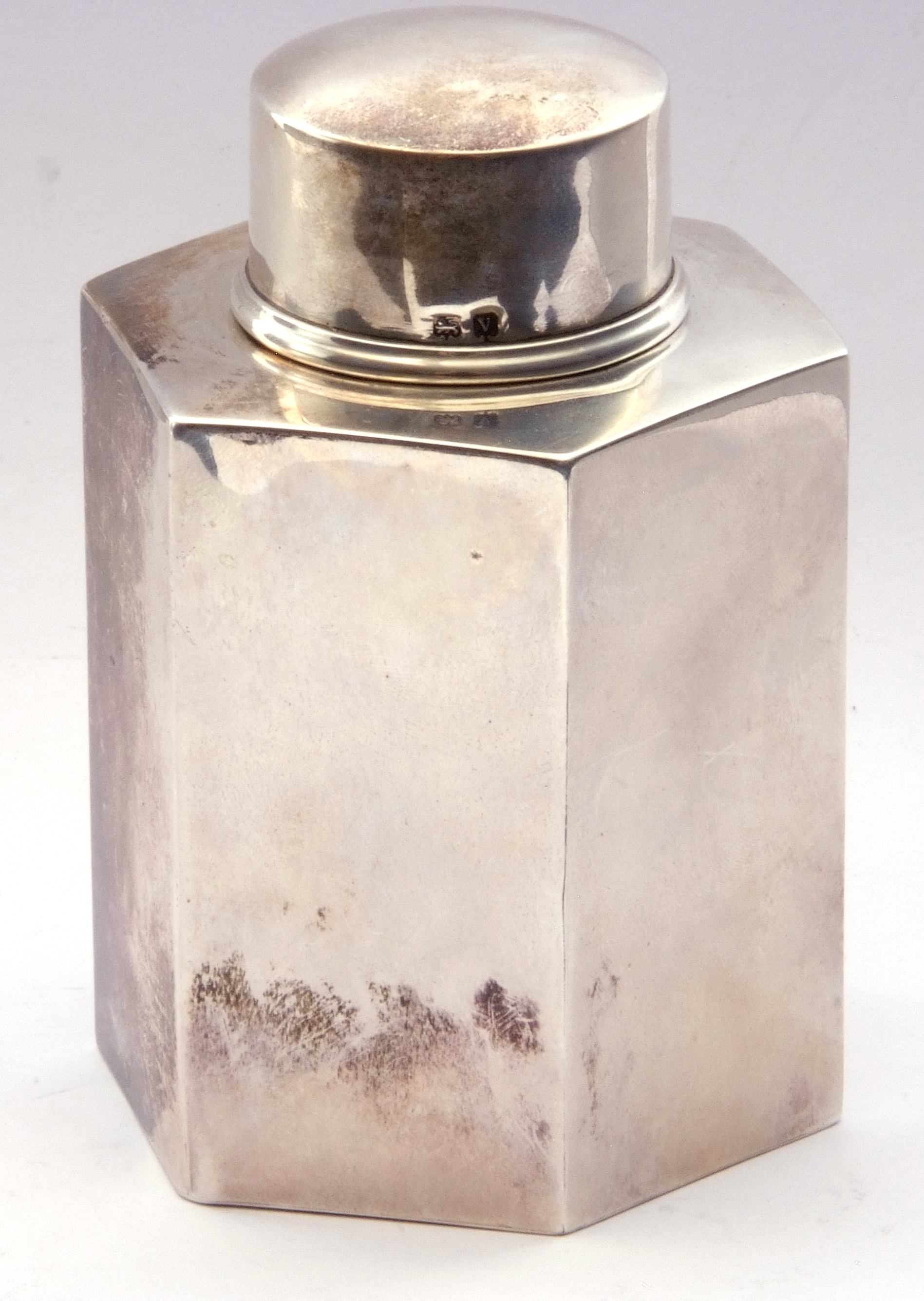 George V silver hexagonal tea caddy of plain polished design, gilt lined with pull off cover, 9 cm