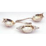 Mixed lot (3). Silver double handled tea strainer, the bowl with pierced decoration and openwork