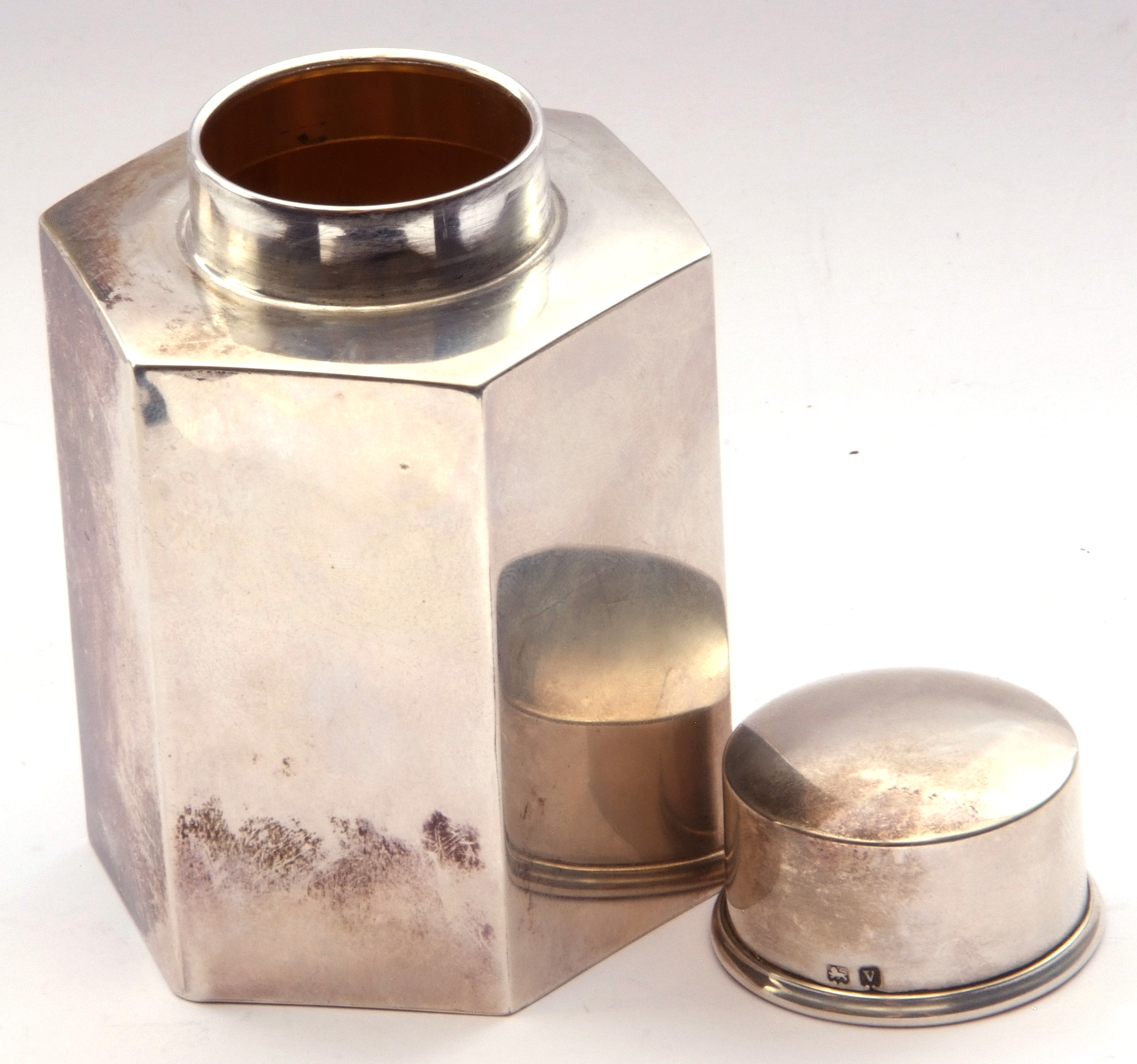 George V silver hexagonal tea caddy of plain polished design, gilt lined with pull off cover, 9 cm - Image 3 of 4