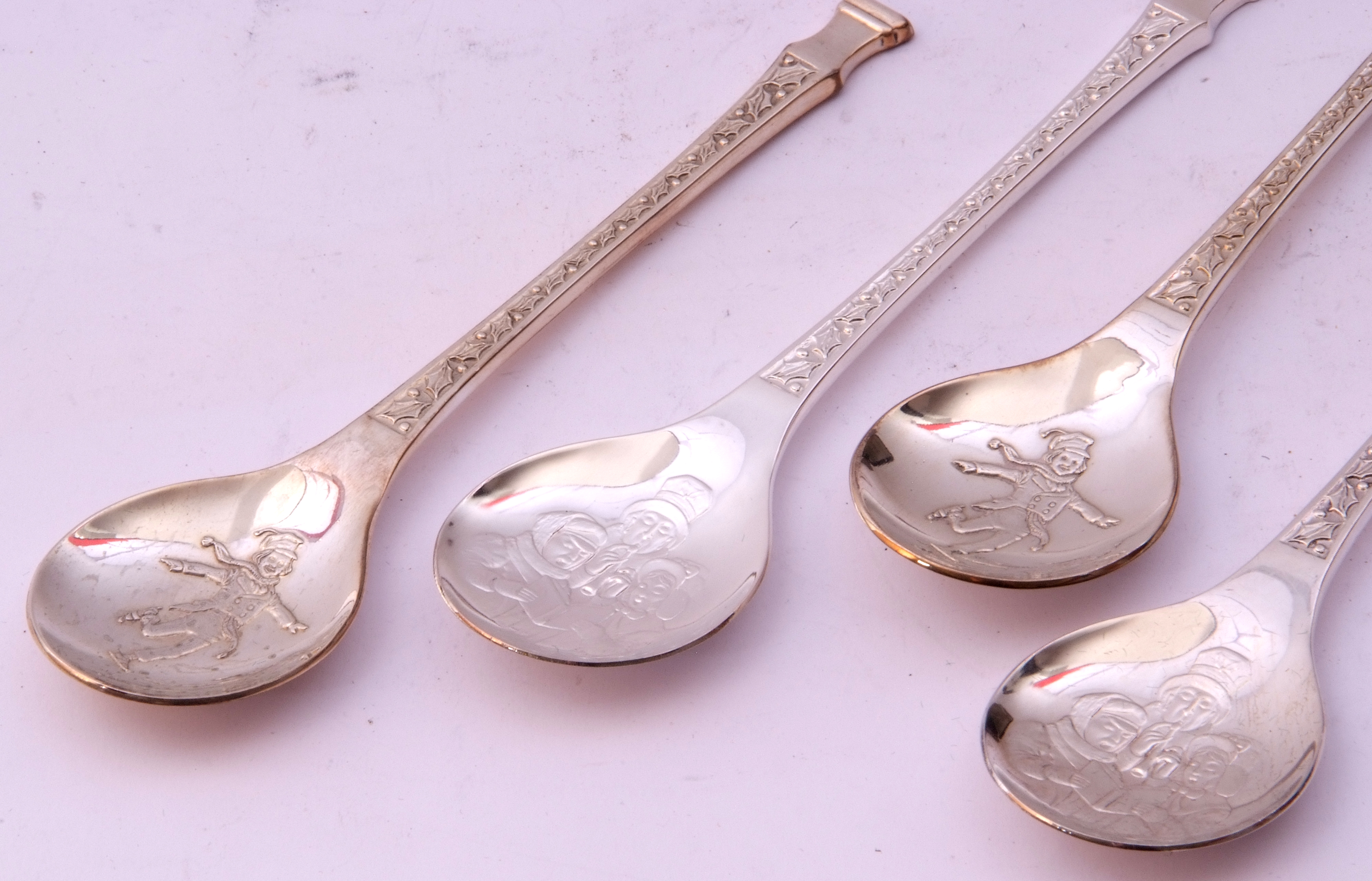 Mixed Lot: two cased silver Christmas spoons by John Pinchers, London 1975 and 1976, together with - Image 4 of 6