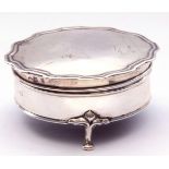 George V silver ring box of circular shaped form with gilt lined hinged lid, standing on three