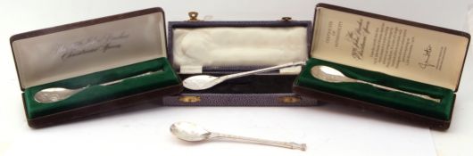 Mixed Lot: two cased silver Christmas spoons by John Pinchers, London 1975 and 1976, together with