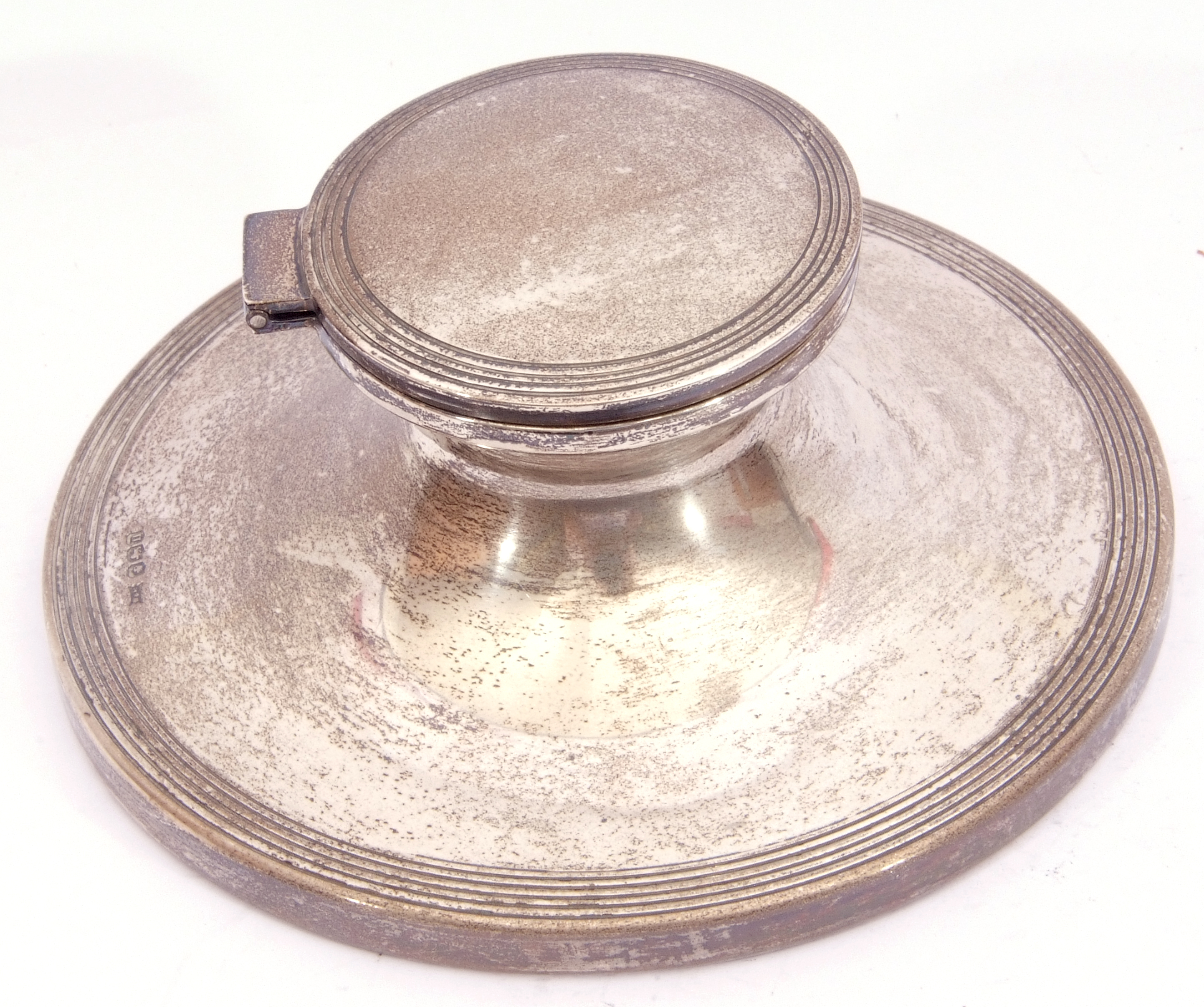 Silver capstan inkwell of typical form, the hinged lid and base with reeded borders to edges, no - Image 3 of 4