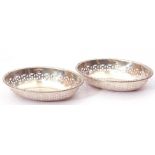 Pair of Edward VII bon-bon dishes of pierced oval form, beaded rims, 10.5 x 7 cm, hall marked