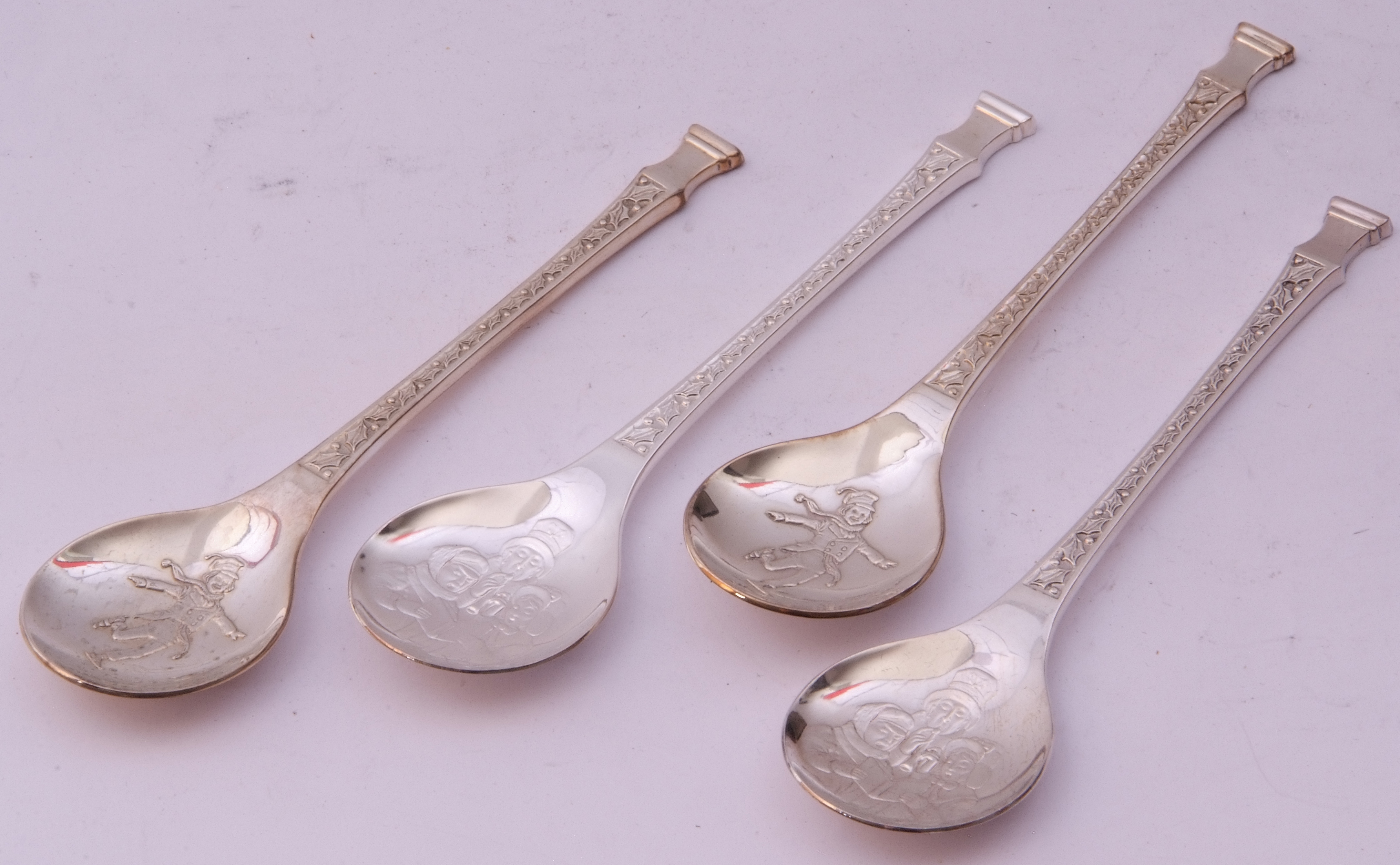 Mixed Lot: two cased silver Christmas spoons by John Pinchers, London 1975 and 1976, together with - Image 3 of 6