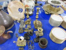 SELECTION OF VARIOUS SMALL METAL COLLECTABLES INCLUDING BRASS CANDLESTICKS, SMALL FIGURES, VINTAGE