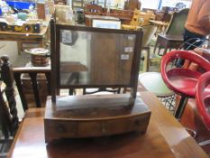 SMALL TOILET MIRROR RAISED ABOVE THREE DRAWERS WITH STRUNG AND CROSS BANDED DECORATION, WIDTH APPROX