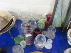 QUANTITY OF VARIOUS DECORATIVE GLASS WARE