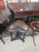 UNUSUAL EARLY 20TH CENTURY CLUB SHAPED OCCASIONAL TABLE WITH BOBBIN TURNED LEGS, WIDTH APPROX 44CM