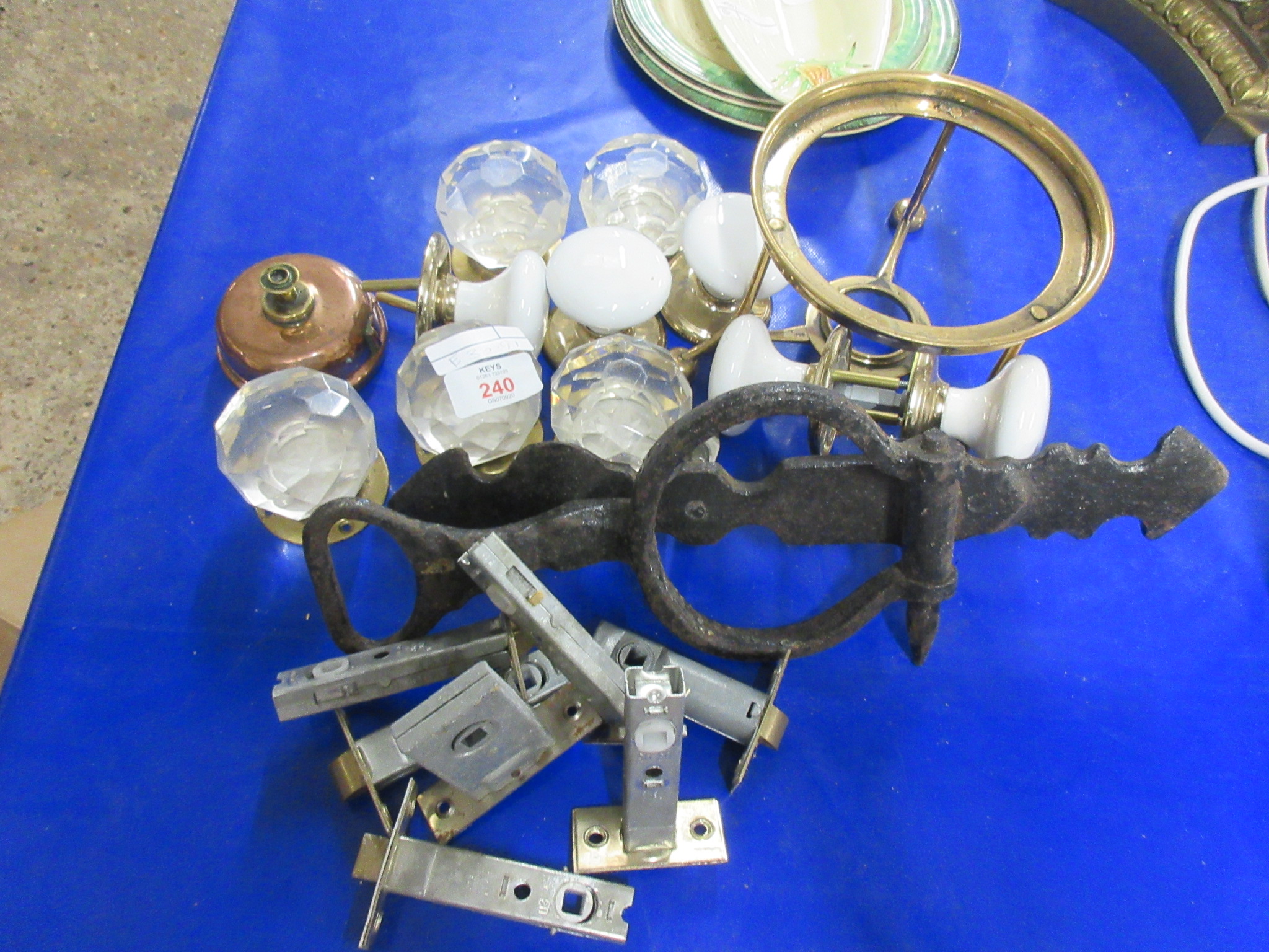 QUANTITY OF VINTAGE DOOR FURNITURE INCLUDING KNOCKER ETC