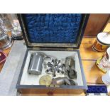 SMALL MAHOGANY JEWELLERY BOX CONTAINING AN ASSORTMENT OF VARIOUS METAL COLLECTIBLES