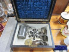 SMALL MAHOGANY JEWELLERY BOX CONTAINING AN ASSORTMENT OF VARIOUS METAL COLLECTIBLES