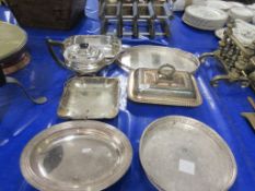 SELECTION OF VARIOUS PLATED SERVING WARE INCLUDING GALLERY TRAYS, LIDDED VEGETABLE DISH ETC