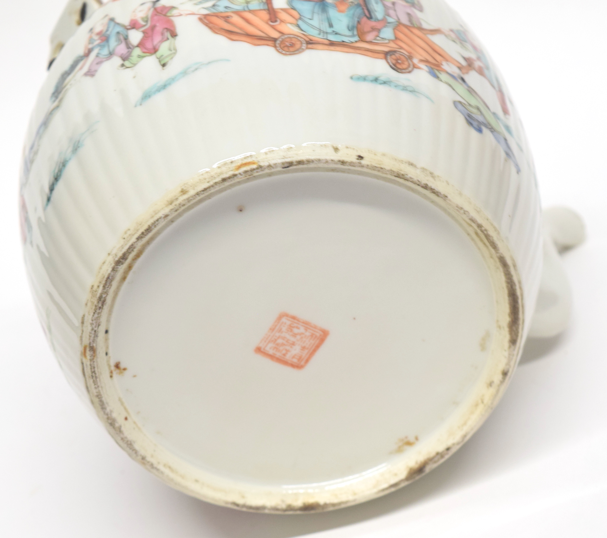 Large Chinese porcelain kettle decorated in polychrome with Chinese characters on a ribbed body, - Image 6 of 6