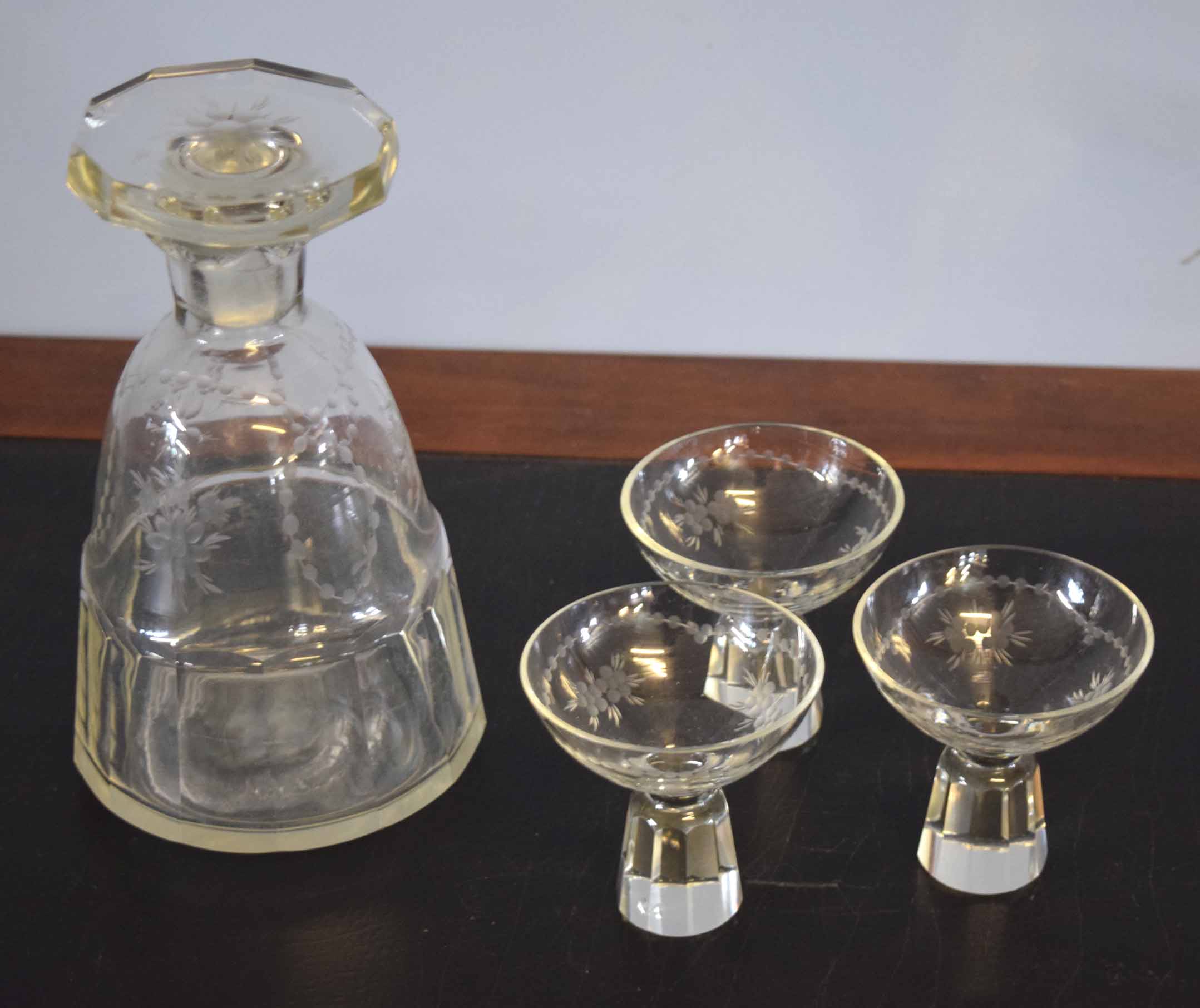 Decanter with etched floral design and three geometric style glasses (5)