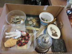 BOX CONTAINING MIXED COLLECTABLES INCLUDING COINS, KEYS ETC