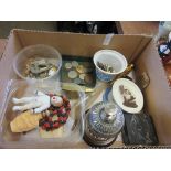 BOX CONTAINING MIXED COLLECTABLES INCLUDING COINS, KEYS ETC