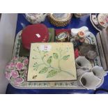 TRAY CONTAINING VARIOUS COLLECTABLES INCLUDING 1960S FOLDING TRAVEL CLOCK, EMPTY JEWELLERY CASES,