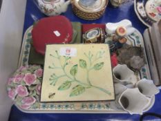 TRAY CONTAINING VARIOUS COLLECTABLES INCLUDING 1960S FOLDING TRAVEL CLOCK, EMPTY JEWELLERY CASES,