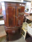 REPRODUCTION CORNER DRINKS CABINET WITH STRUNG DECORATION TO DOORS, APPROX 66CM WIDE