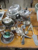 GROUP OF FLATWARES INCLUDING A CASSEROLE DISH AND COVER, TEA POT, AND SERVING SLICE ETC