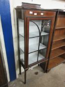 SMALL MAHOGANY CHINA CABINET WITH STRUNG DECORATION THROUGHOUT WIDTH APPROX 60CM