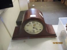 20TH CENTURY WOODEN MANTLE CLOCK