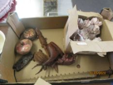 BOX CONTAINING VARIOUS TREEN INCLUDING ANIMAL FIGURES ETC