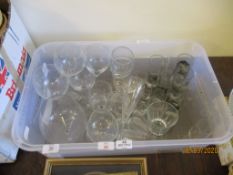 BOX CONTAINING VARIOUS HOUSEHOLD GLASS WARE