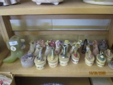 GROUP OF MINIATURE CHINA SHOE ORNAMENTS TO INCLUDE ONE WITH CLOCK
