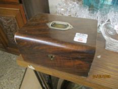 SMALL MAHOGANY JEWELLERY BOX CONTAINING AN ASSORTMENT OF VARIOUS METAL COLLECTIBLES