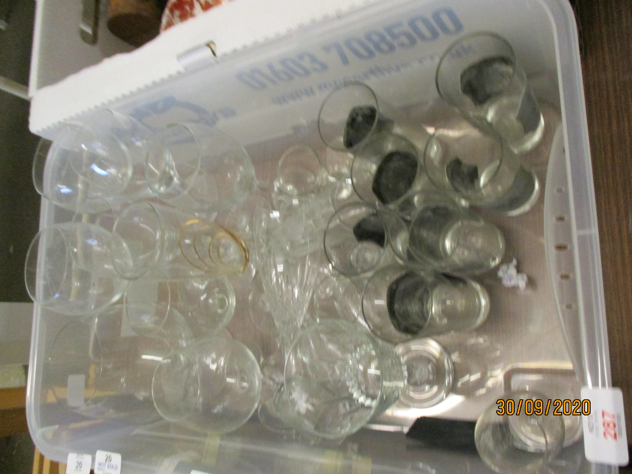PLASTIC BOX OF MIXED GLASS INCLUDING BRANDY GLASSES, WINE GLASSES ETC