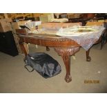 EARLY 20TH CENTURY MAHOGANY OVAL EXTENDING DINING TABLE WITH ONE LOOSE LEAF, 108CM WIDE