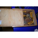 WOODEN BOX CONTAINING VARIOUS LINO TOOLS AND CUTTERS