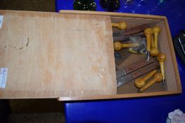 WOODEN BOX CONTAINING VARIOUS LINO TOOLS AND CUTTERS