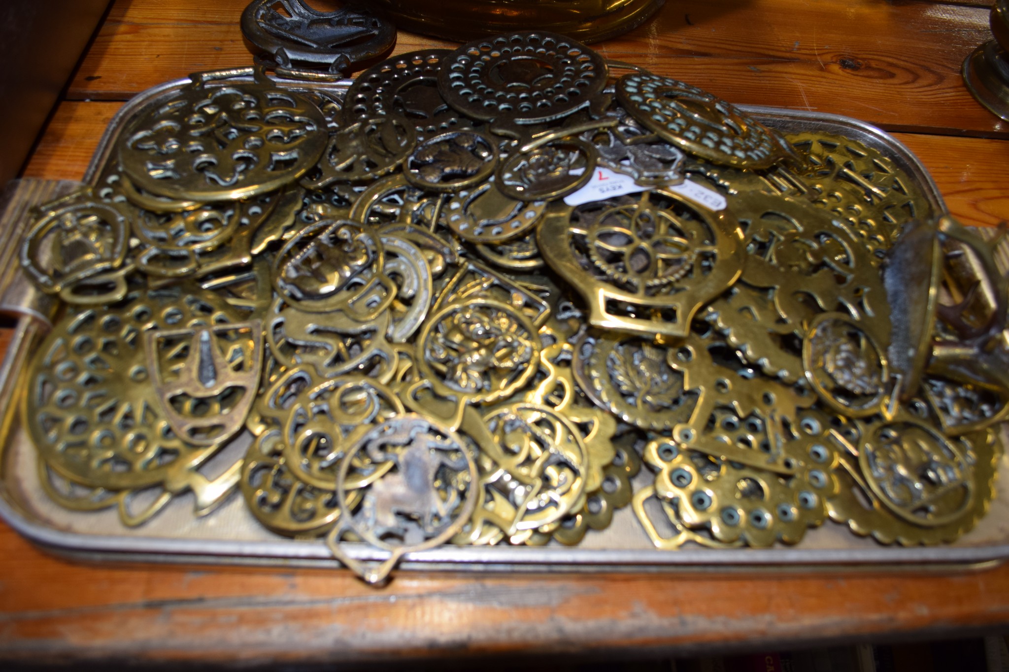 TRAY CONTAINING QUANTITY OF HORSE BRASSES