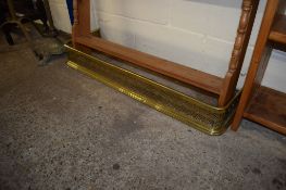 VICTORIAN BRASS FENDER, 102CM WIDE